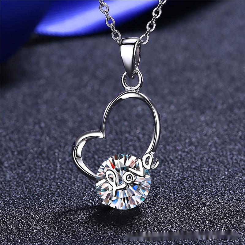 Chic Women's Accessory Exquisite Heart Moissanite Stone Set into a Versatile Chain