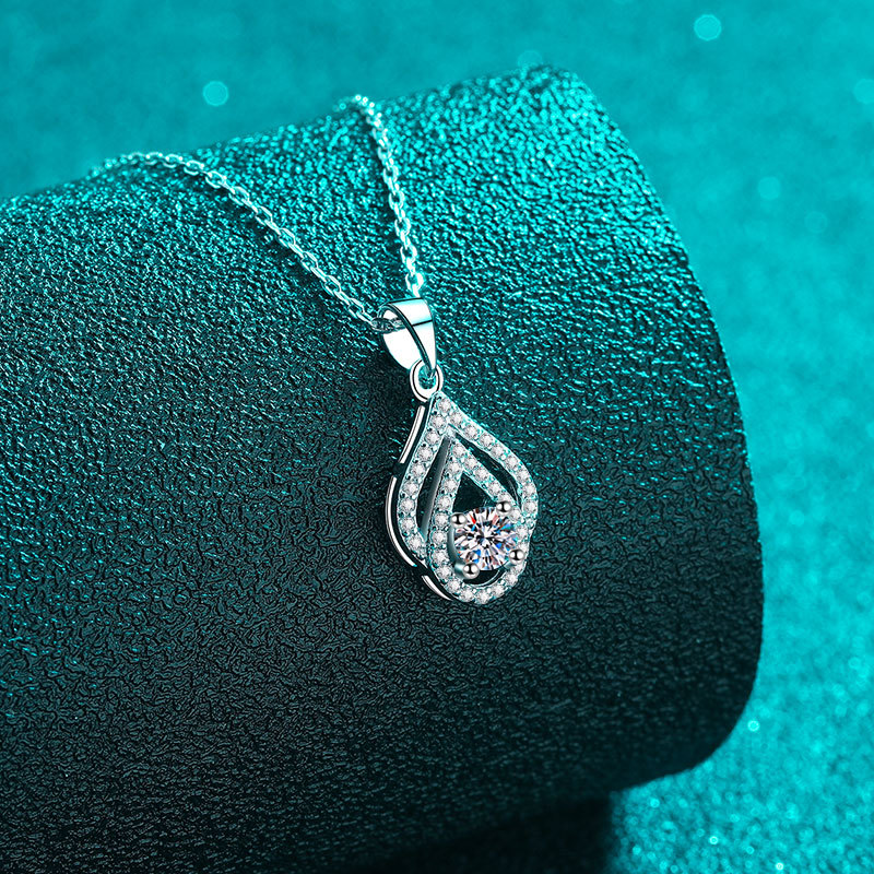 Elegant Women's Clavicle Chain Neckwear Crafted from Genuine .925 Silver Highlighting Aesthetic Drop Design
