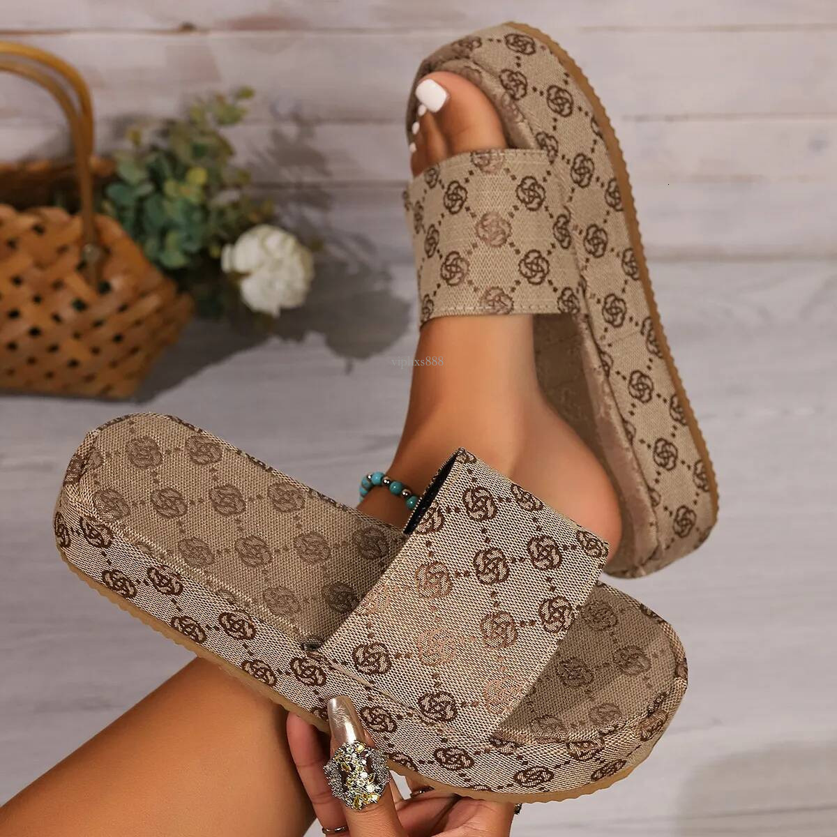 Free Shipping New Slides Designer Slippers For Outdoor Beach Womans Sandals Flat Fashion Summer Platform Flower Embroidery Slipper Outdoor Indoor Shoe