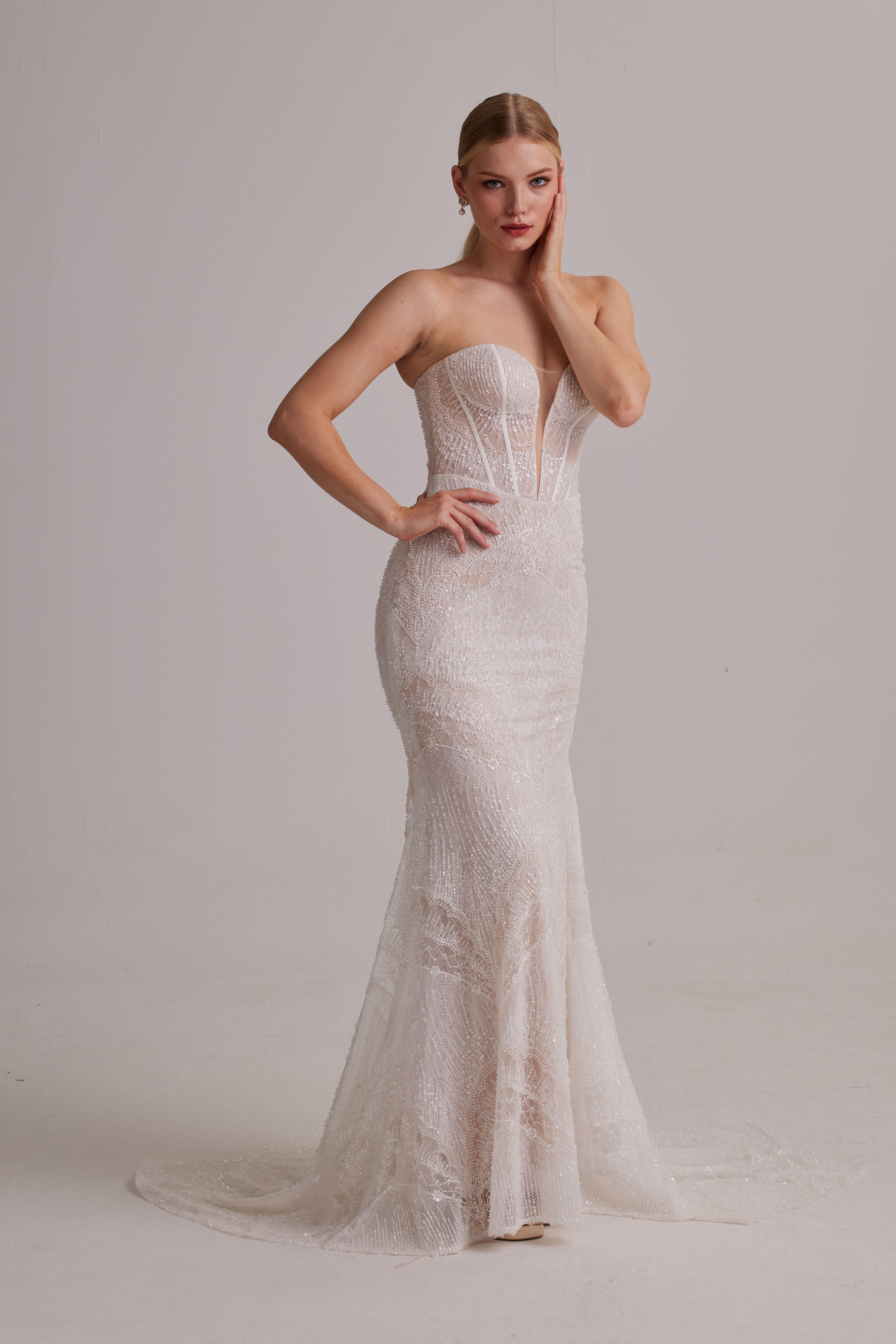 Chic Fishtailed Straps-Free Weddin' Robe Showcasing Seductive Charm