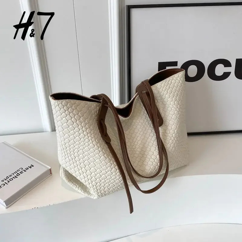Vintage Diamond Woven Large Capacity Bag Womens Autumn and Winter Fashion Tote Bag Travel Shoulder Package Handbags 250530