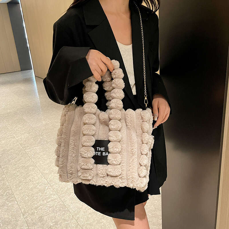 Hot Selling Fuzzy Pink Faux Fur Ladies Winter Handbag Brand Designer Fluffy Plush Sqaure Shoulder Purse Elegant Women's Tote Bag Designer Bags