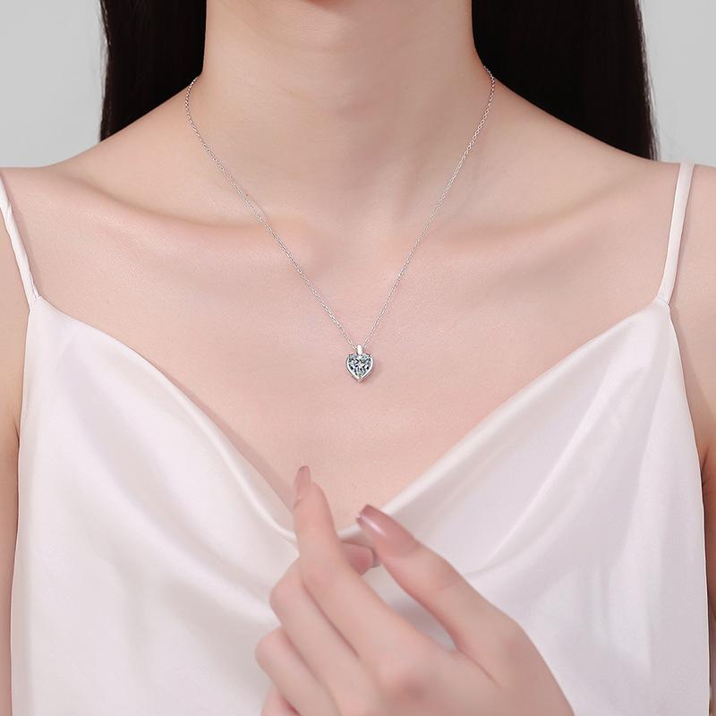 925 Sterling Silver Minimalist Heart Shaped Moissanite Pendant Necklace Sweet Love Collarbone Chain Hypoallergenic Jewelry for Women