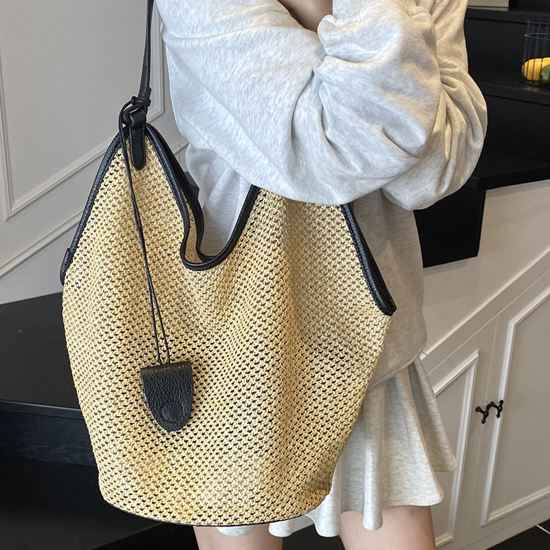 Summer New Woven Straw for Women Fashion Korean Niche Single Shoulder Bucket Beach Bag