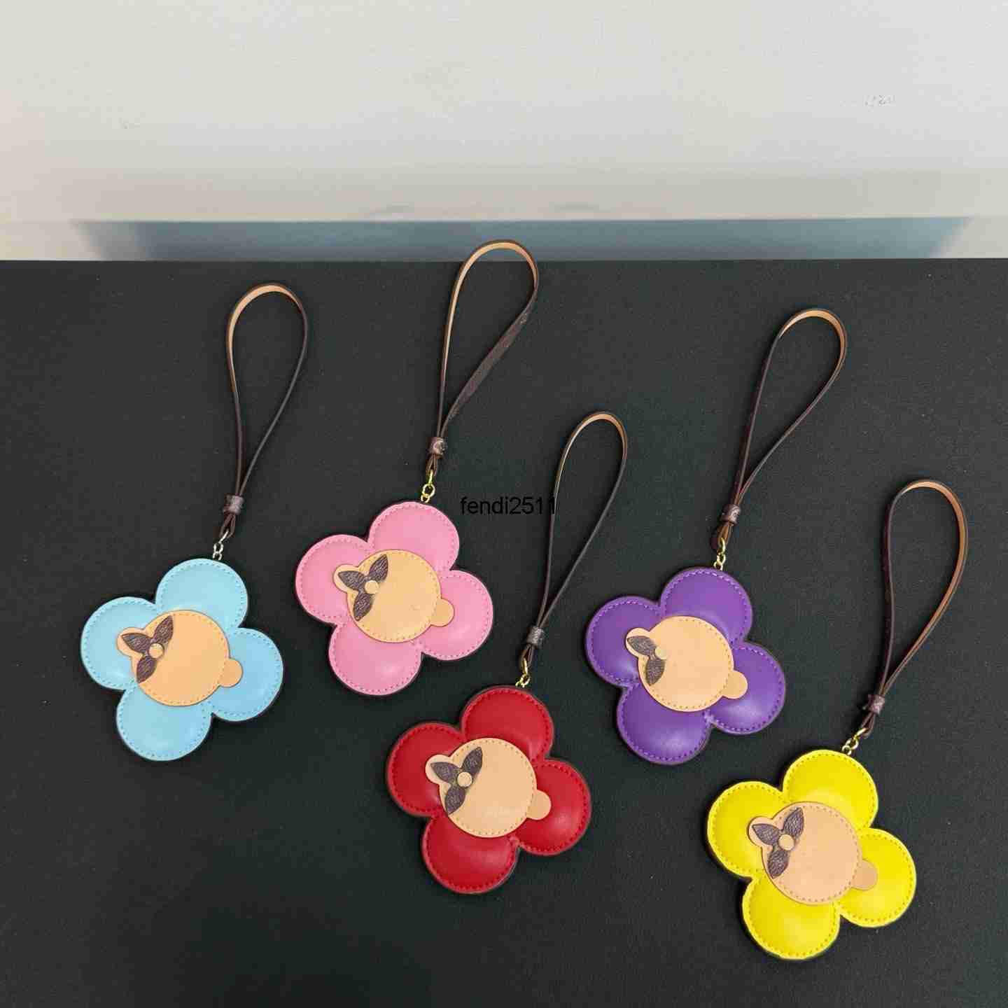 Keychains Lanyards Designer keychains Sunflower Bag Charm Leather Lanyards top Car KeyChain Women fashion luxury jewelry letter Keyring Bag Pendant Exquisite
