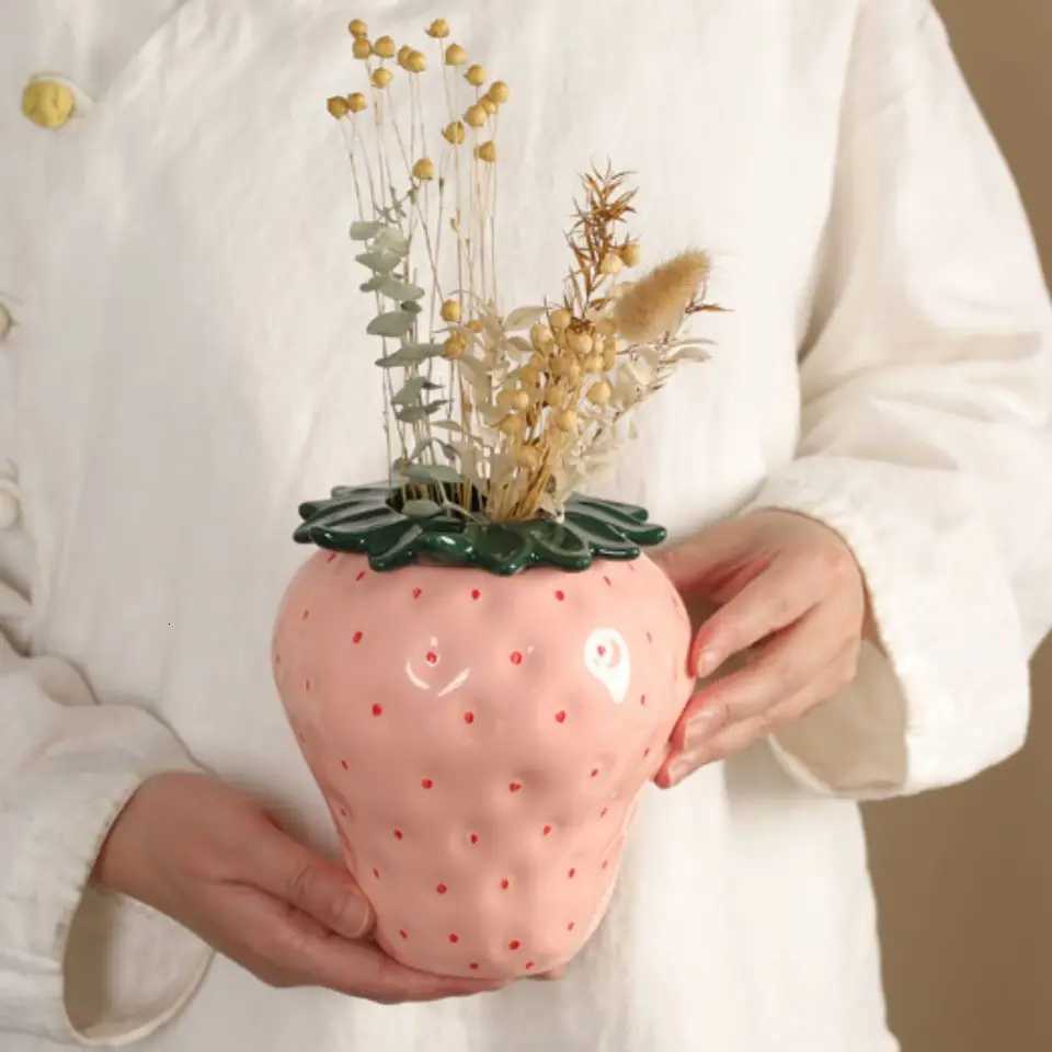 Cute Strawberry Ceramic Vase High-End Ins Style Hydroponic Flower Pot Charming Simation Strawberry Ornaments Living Ro Y251201