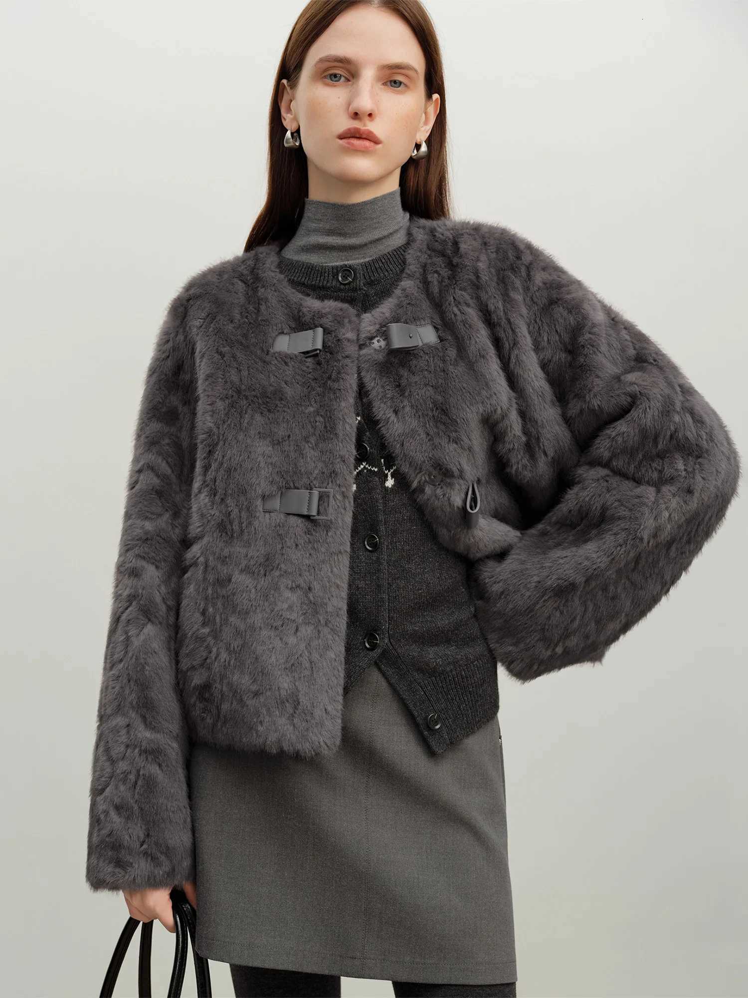 ZIQIAO Short Textured Eco-friendly Fur Coat for Women New Winter Style for 2025 Faux Fur Jacket Ins Streetwear StylishT251201