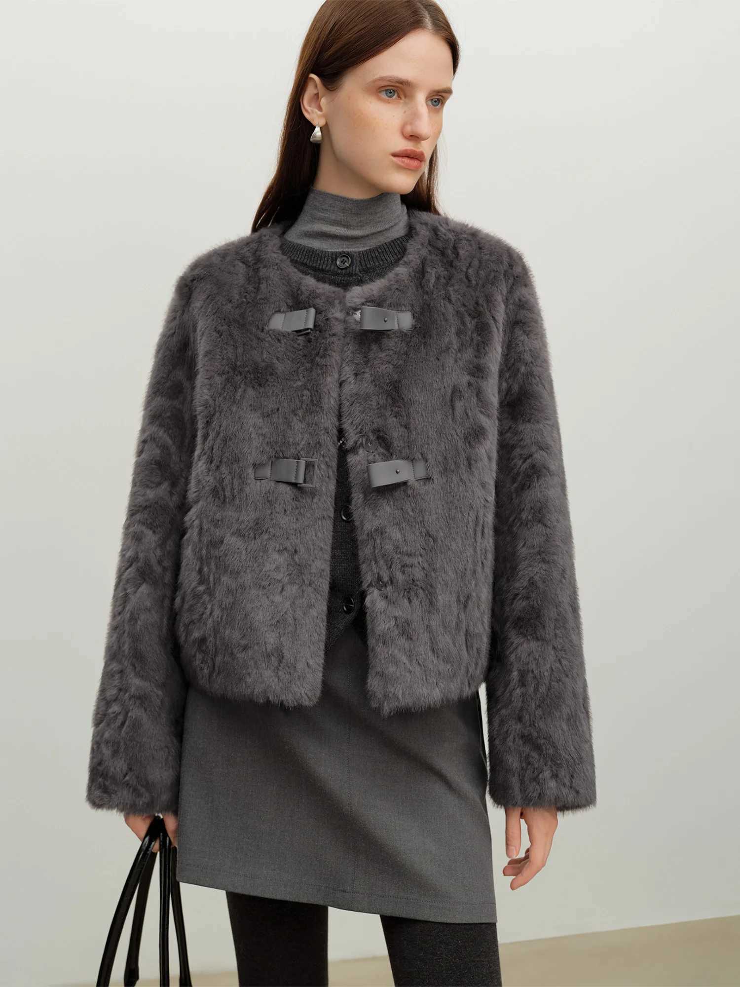 ZIQIAO Short Textured Eco-friendly Fur Coat for Women New Winter Style for 2025 Faux Fur Jacket Ins Streetwear StylishT251201