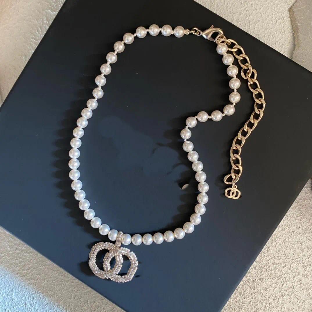 Wholesale And Retail Long Designer Brand Women Necklace Crystal Rhie Letter Pearl Necklaces Sweater Chain Accessories Party Gifts