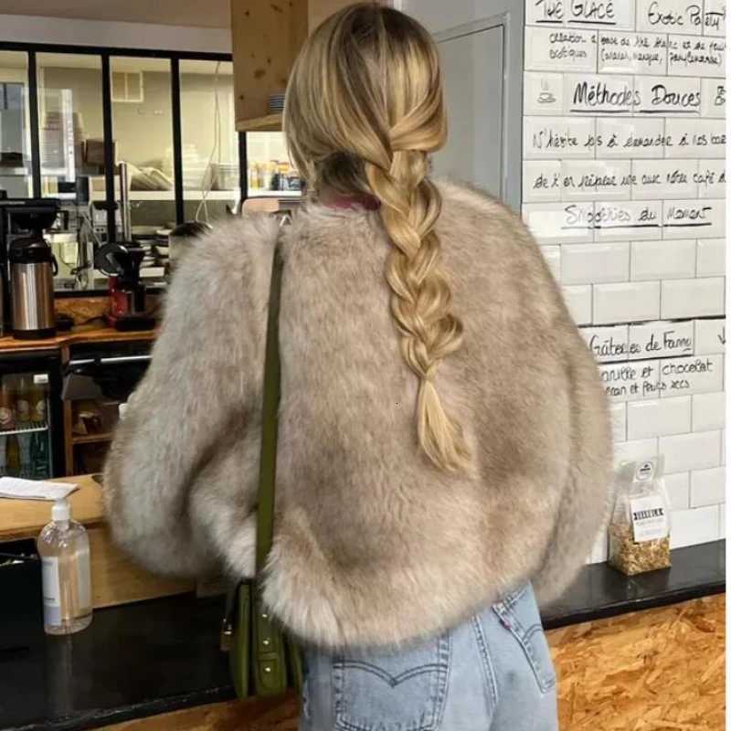 Street Fashion Week Luxury Brand Gardient Cropped Faux Fur Coat Women Winter 2026 Hot Cool Girls Fluffy Short Fur JacketT251201