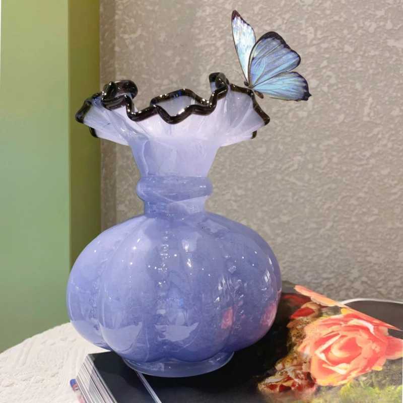 Icy Lilac Vase with Ruffled Rim Vintage Inspired Decorative Vase for Elegant He Decor Soft Aesthetic Styling Y251201