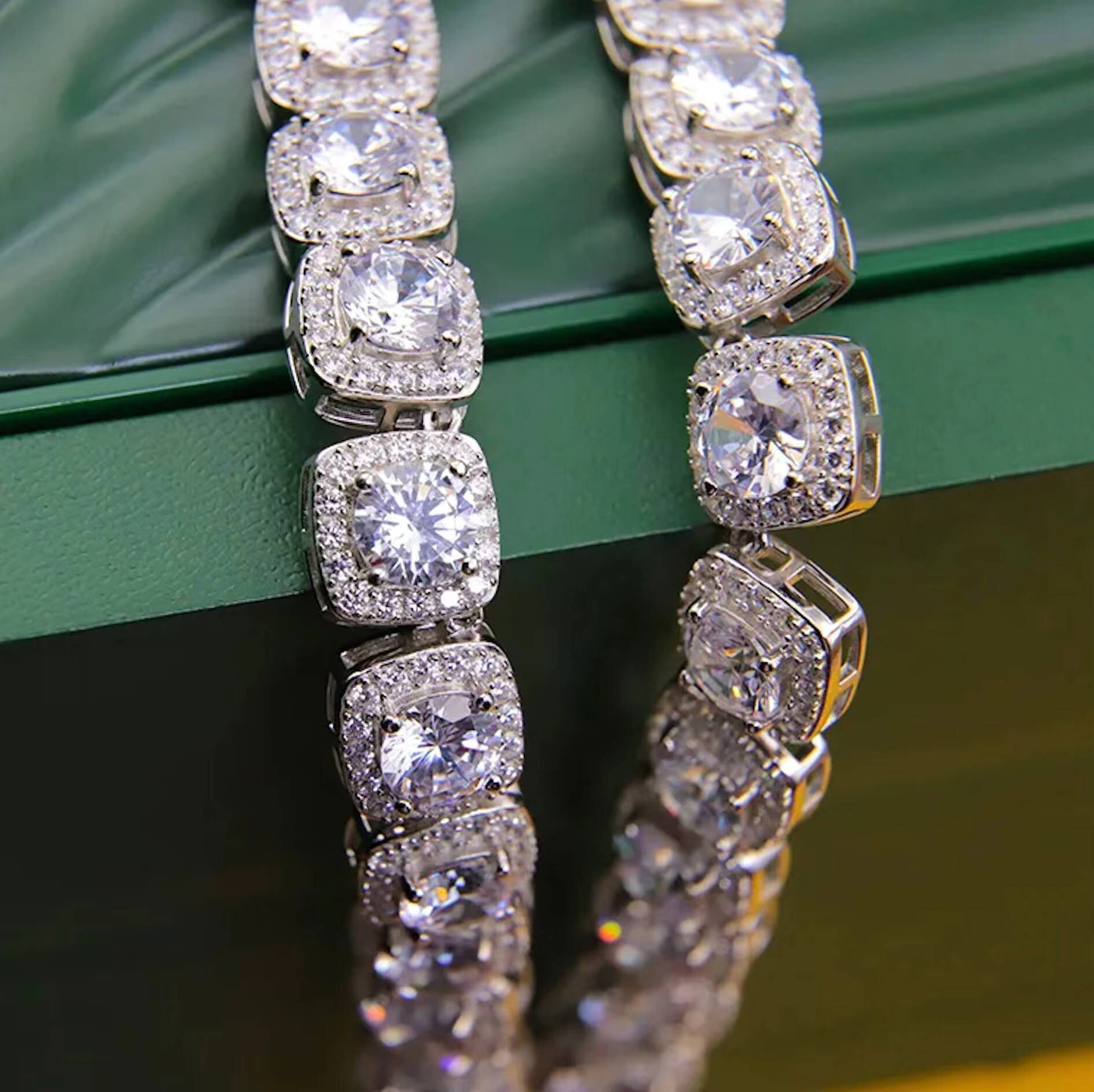 Fashion Hip HOP VVS Clarity Large Moissanite Ice Out Diamond 10mm Wide Cuban Link Chain Necklace for Men Women Gift