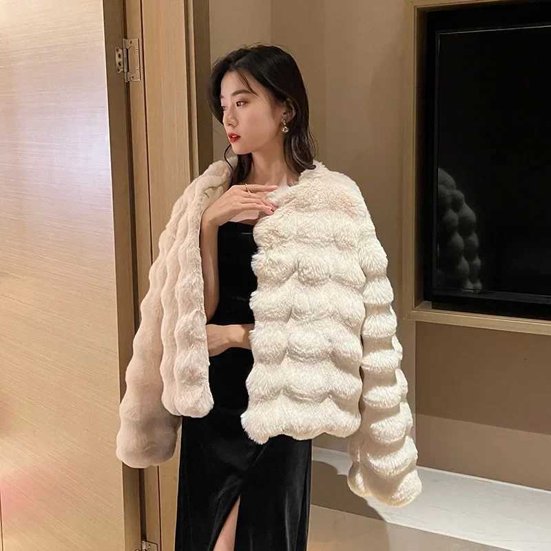 White Fur Coat for Women 2025 Autumn and Winter New Style Short Imitation Fur Plush Collarless Top Short Top Warm and TrendT251201