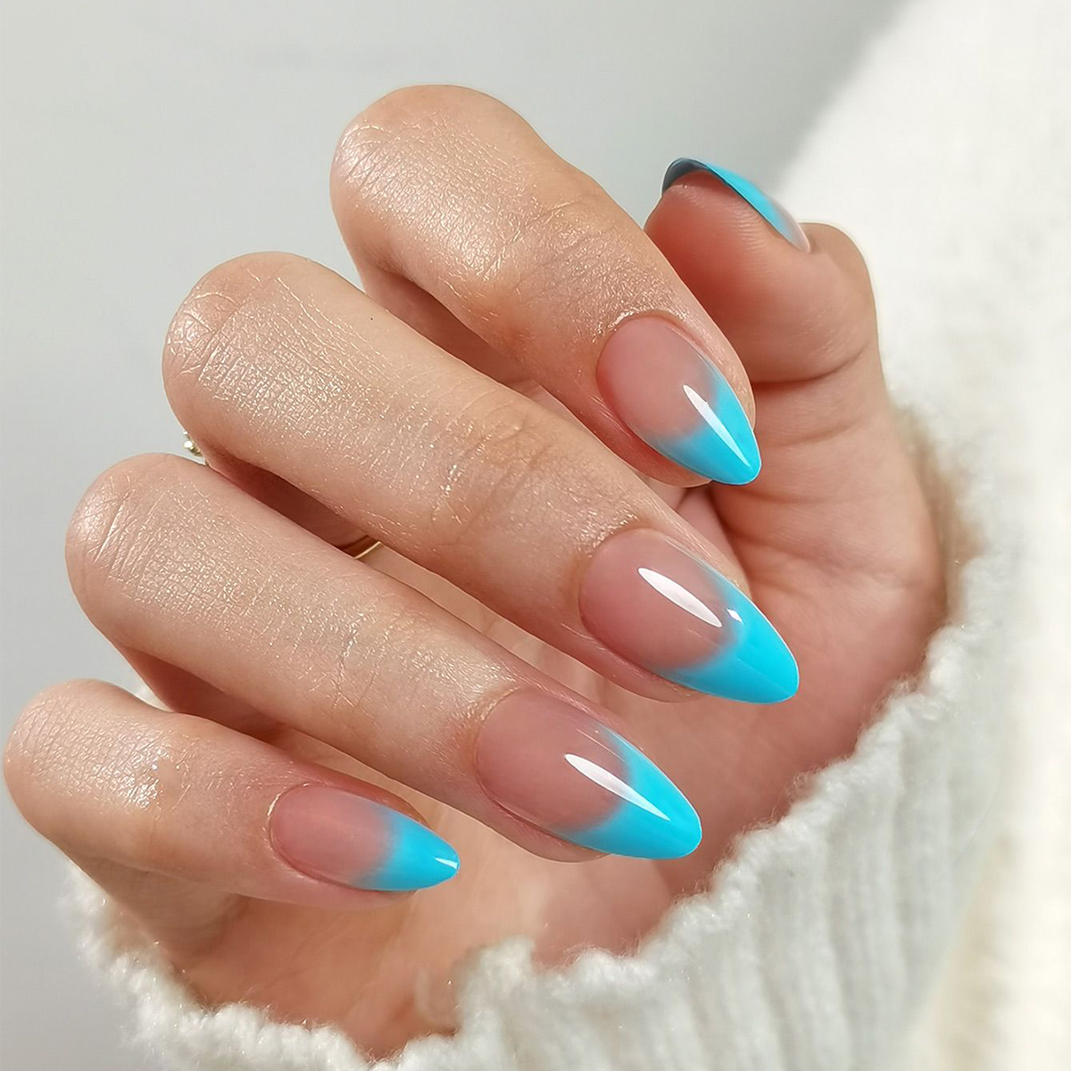 24 pieces of short almond-shaped nails, white and personalized sky blue French smudged manicure, gradient blue press-on fake nails, suitable for girls