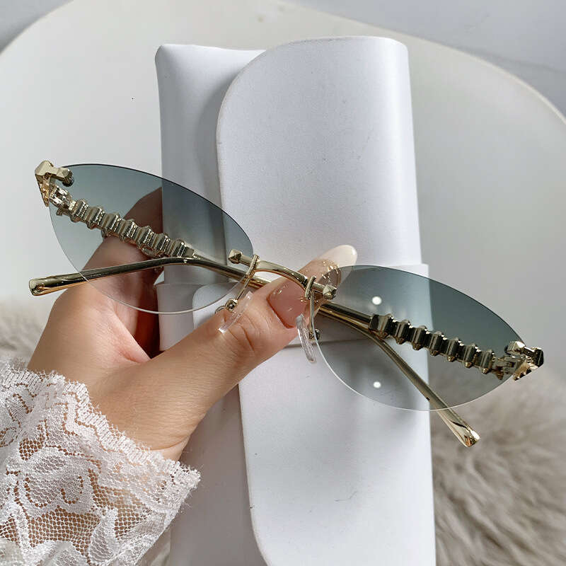 New European and American Style Kaka Alternative Fashion Cat Eye for Women High-end Metal Rivet Leg Sunglasses