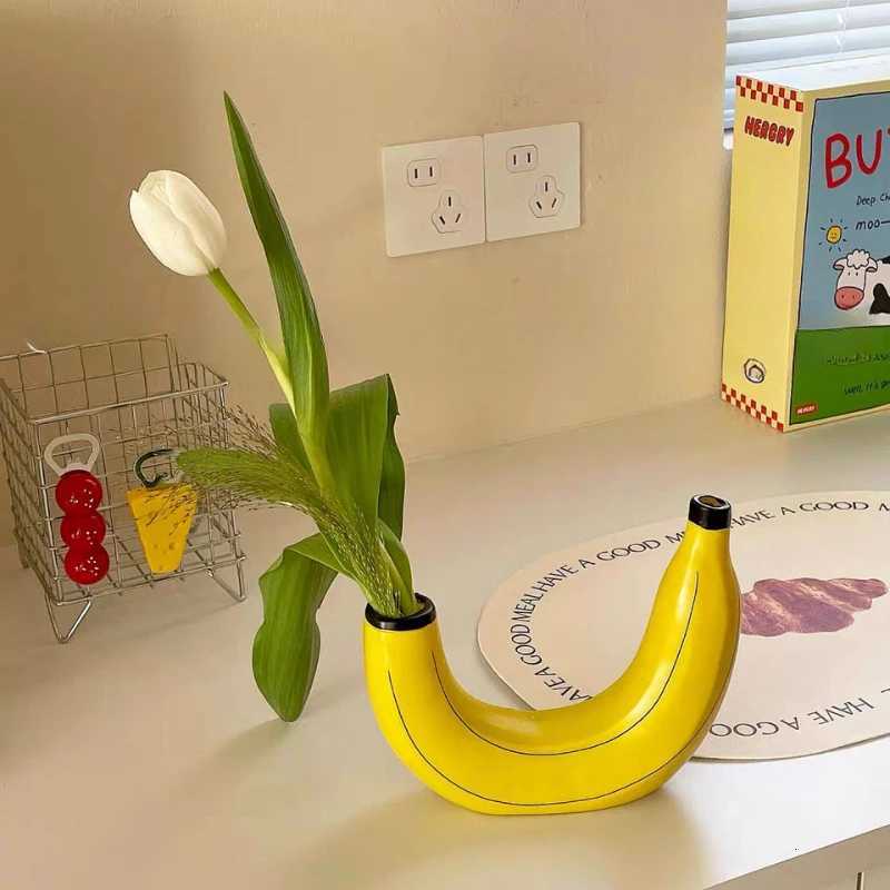 Banana Vase Resin Flower Vase Cute Banana Shape Tabletop Decorative Vase for Flowers Arrangement Living Ro Bedro He Decor Y251201