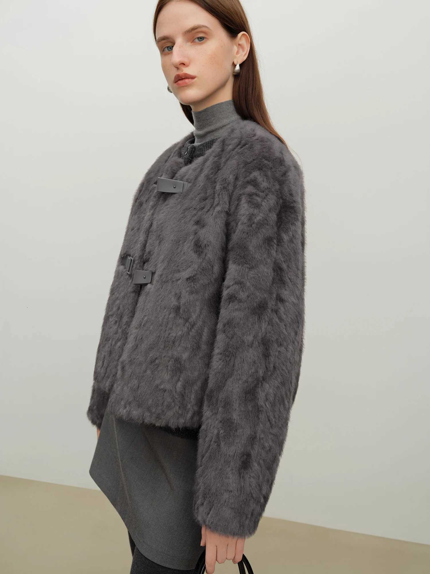 ZIQIAO Short Textured Eco-friendly Fur Coat for Women New Winter Style for 2025 Faux Fur Jacket Ins Streetwear StylishT251201