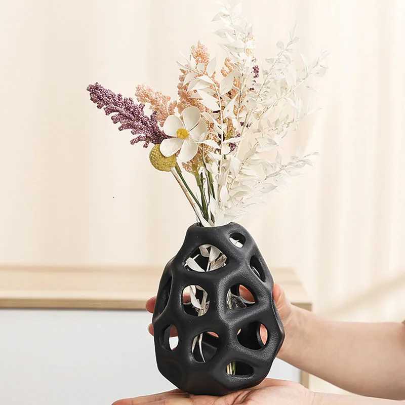 CAPIRON Hollow Out Ceramic Vase White Black Nordic ical Aesthetics Off He Living Ro Interior Decoration Acessories Y251201