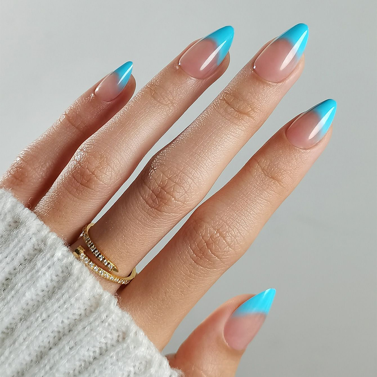 24 pieces of short almond-shaped nails, white and personalized sky blue French smudged manicure, gradient blue press-on fake nails, suitable for girls