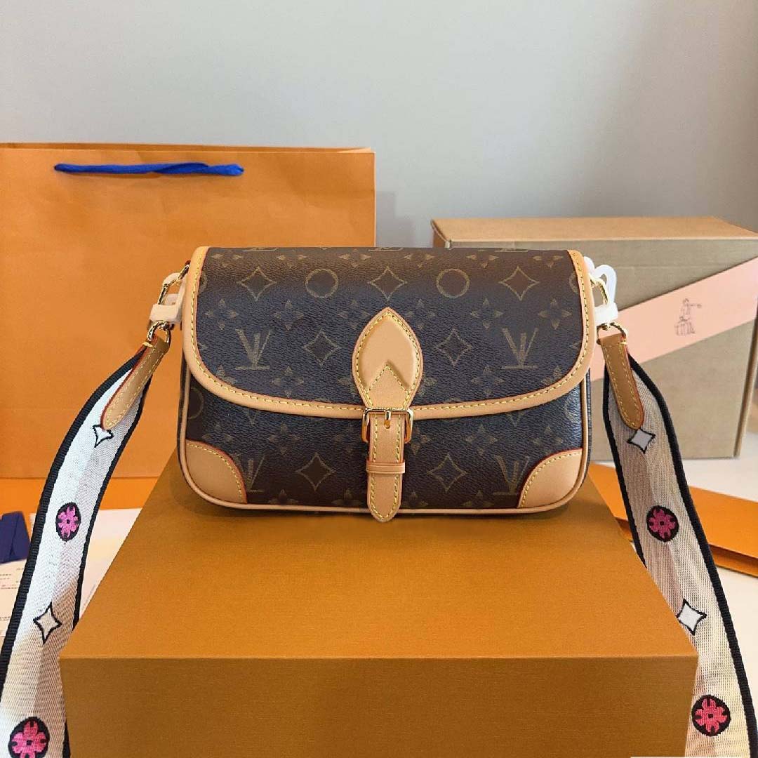 Designer bag Shoulder bag Women Luxury top quality leather Diane Baguette Classic Vintage Canvas Jacquard Strap Flower Flap Emed letter Fashion crossbody wallet
