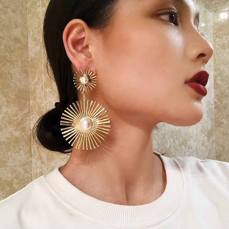 European And American Cross-Border designer Hot Fashion Pearl Round Metal Hollow luxury free shipping Flower Women's Runway Style Elegant Earring
