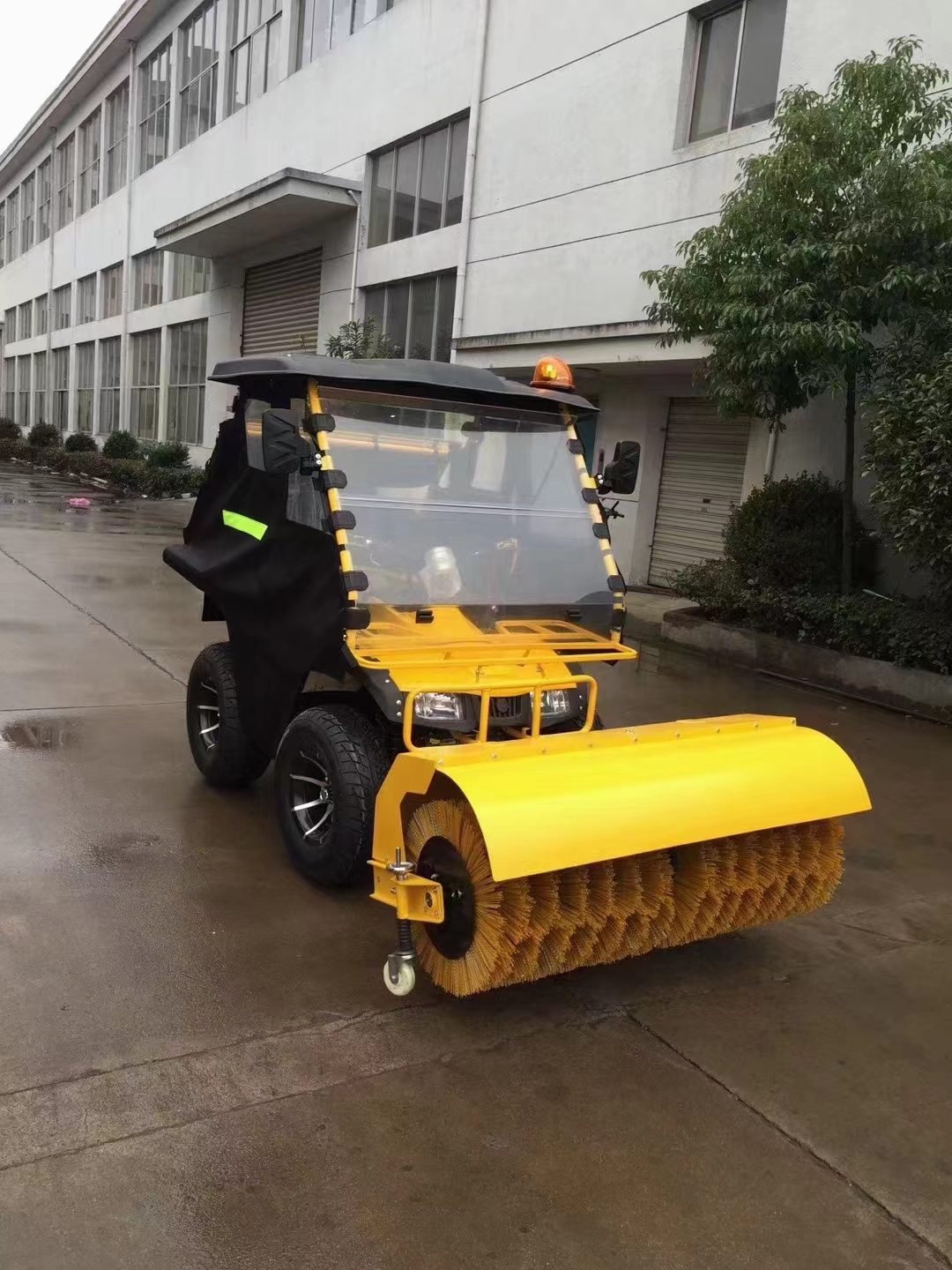 All-Weather YG Snowplow | Featuring Advanced LED Warning Lights for 24/7 Safe Operations in Denmark