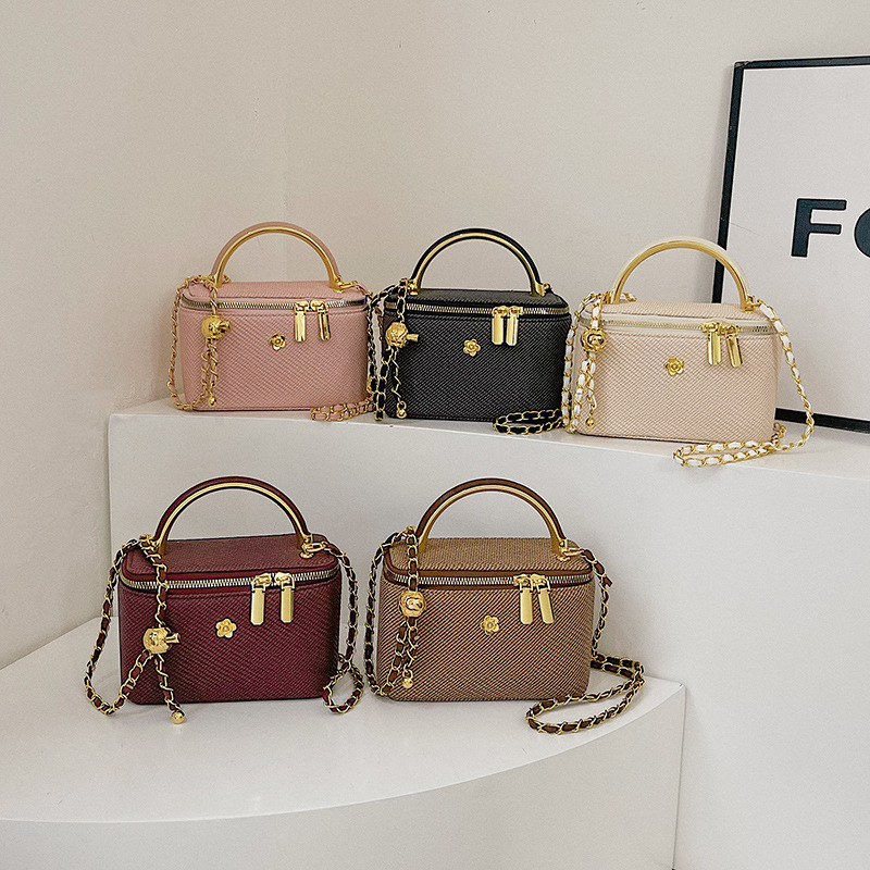 Luxury elegant Women's 2025 New Retro Matte Handheld Box Bag with Chic Quilted Pattern Chain Crossbody Versatile Shoulder Bag Free Shipping