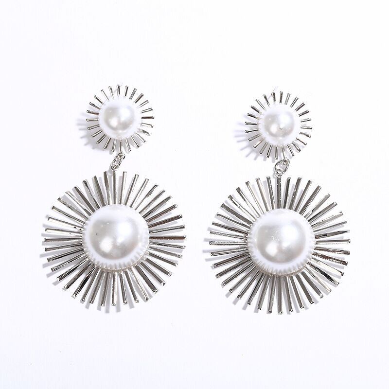 European And American Cross-Border designer Hot Fashion Pearl Round Metal Hollow luxury free shipping Flower Women's Runway Style Elegant Earring