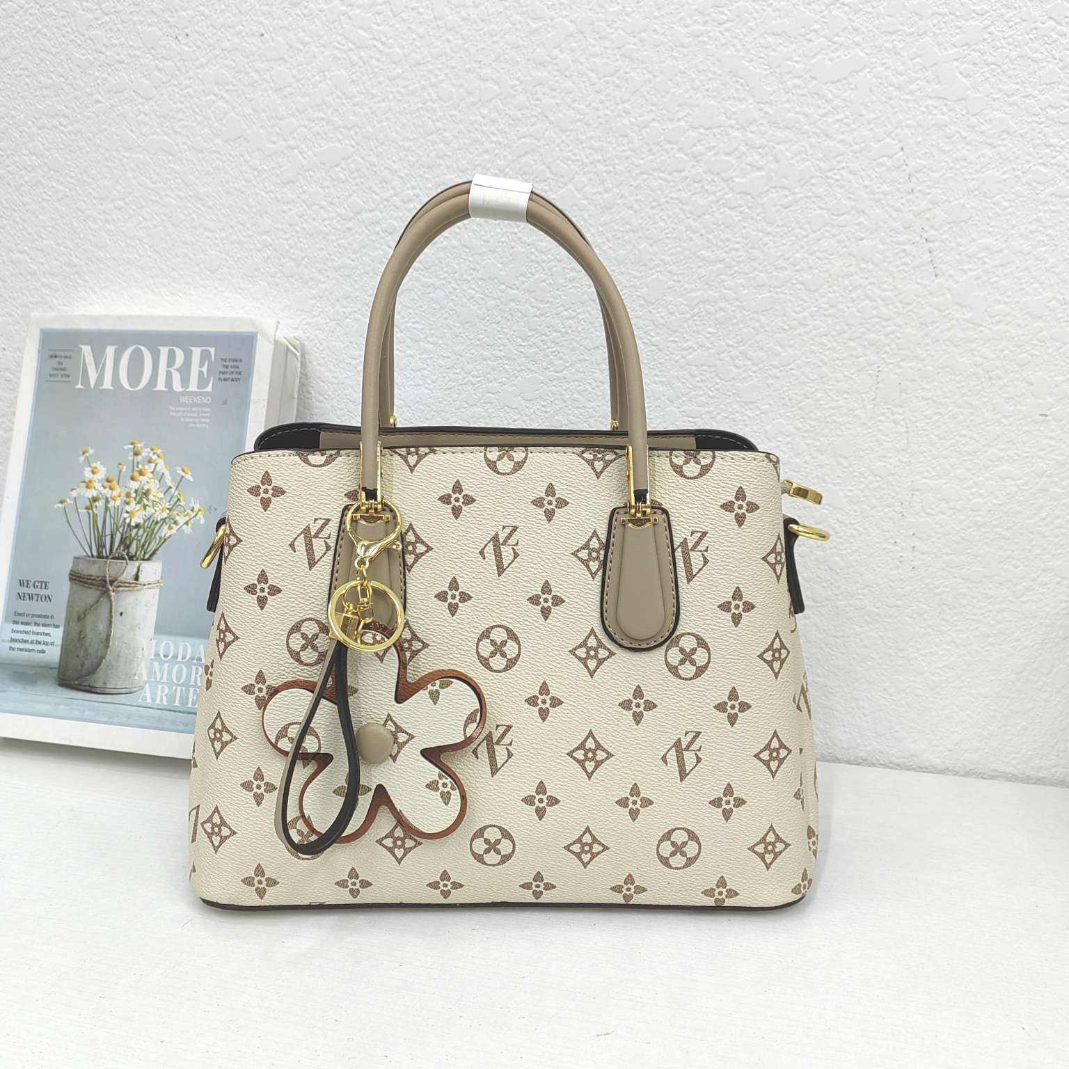 2025 new versatile trend retro temperament handbag can be shoulder bag high-end texture four-season women's bag