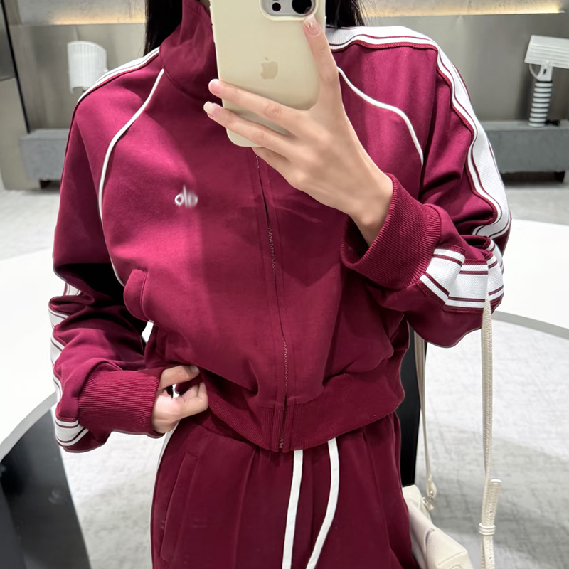 The 2025 bestsellers, yoga wear and lambskin coat, when paired together, exude a strong girl group vibe and are perfect for daily outings or exercise.