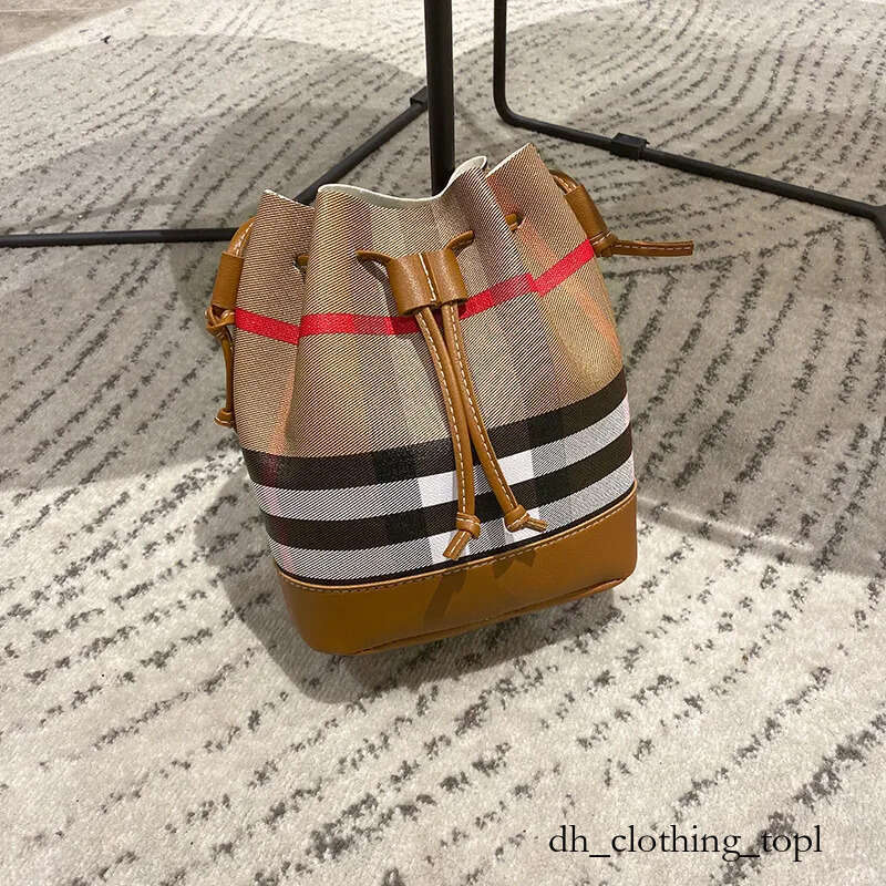 Brbery Bag 2025 Designer Summer Beach Seaside Bureburry Bag Travel Men Messenger Luxury Fashion Classic Burberrly Bag Fashionable High End Handbag Mms Bag 33d