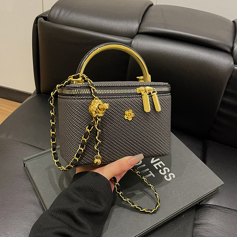 Luxury elegant Women's 2025 New Retro Matte Handheld Box Bag with Chic Quilted Pattern Chain Crossbody Versatile Shoulder Bag Free Shipping