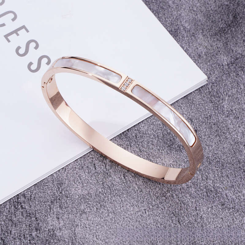Factory Direct Sales Internet Celebrity Hot-Selling Shell Pattern Classic Titanium Steel Clasp Unisex Bracelet High Color Retention Simple and Elegant