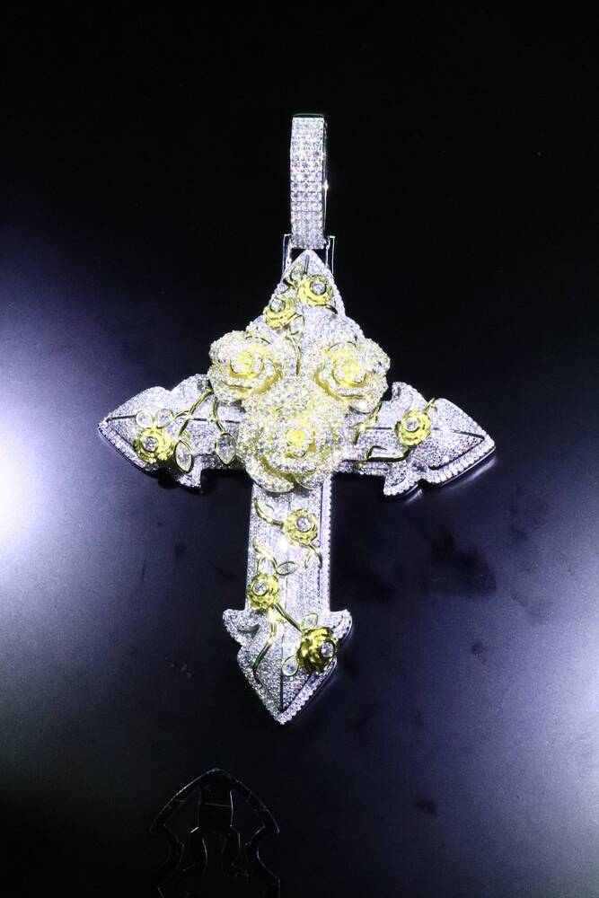 Unisex 925 Sterling Silver Iced Full Micro Pave VVS Diamond Rose Gold Tone Moissanite Pendant Hip Hop Style Cross Jewelry Design