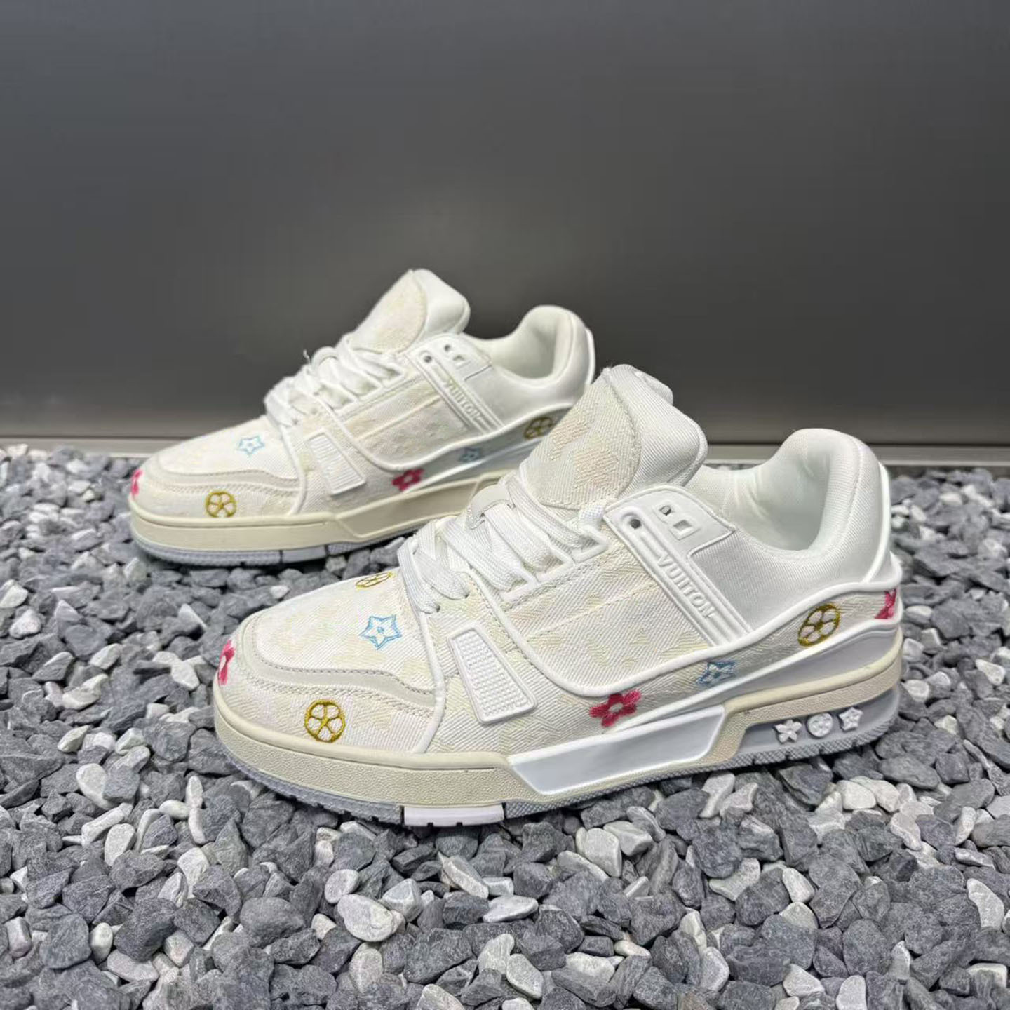 Free shipping fashionable versatile lightweight sporty anti-slip breathable height-increasing thick-soled daily wear trendy couple style sneakers casu