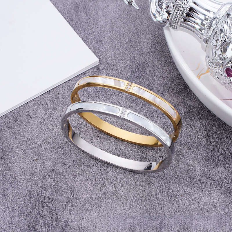 Factory Direct Sales Internet Celebrity Hot-Selling Shell Pattern Classic Titanium Steel Clasp Unisex Bracelet High Color Retention Simple and Elegant
