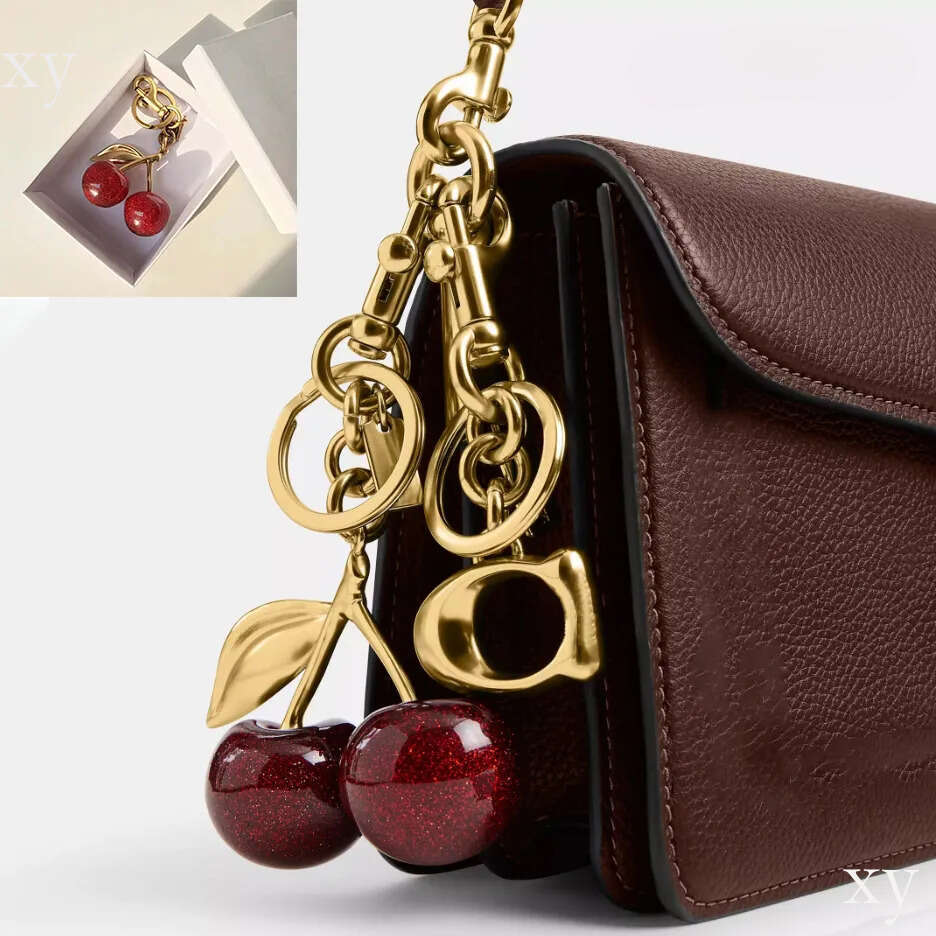 luxury wallet key cherry chain Unisex woman Lanyards White designer keychain jewelry designers purse charm keyring for women
