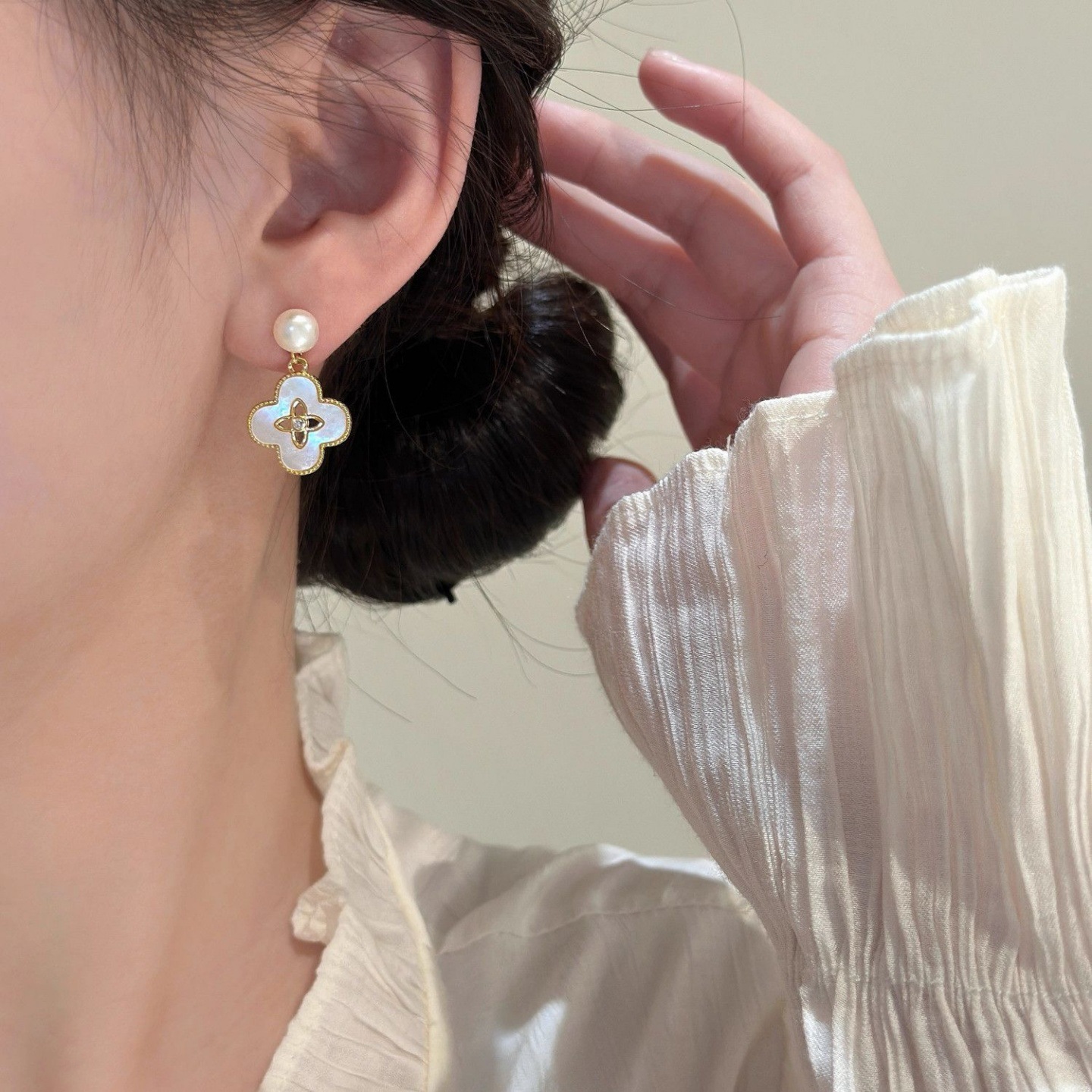 Real Gold Plated Silver Needle Zircon Flower Pearl Light Luxury High-end Elegant Commuting Earrings for Women - view 3