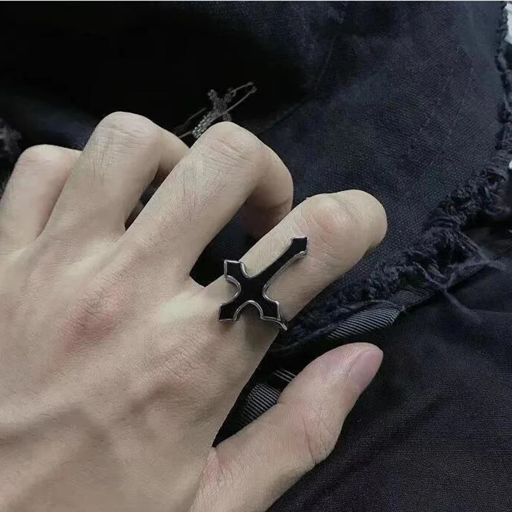 20/40Pieces/Lot Wholesale Black Cross Ring For Women Jesus Style Mens Trendy Vintage Punk Metal Religious Rings Party Gift 251128