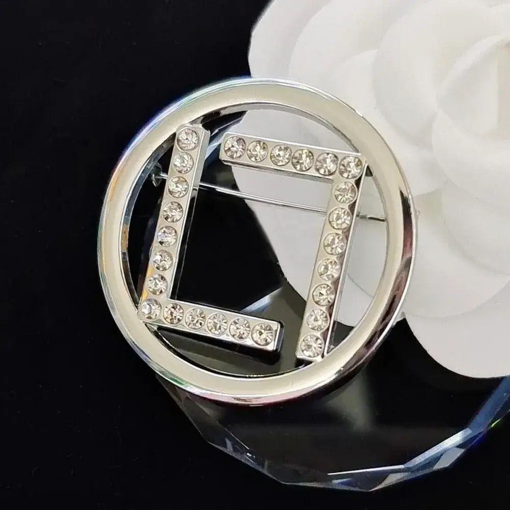 Delicate Women Designer Letter Brooches Gold Plated Inlay Crystal Rhinestone Jewelry Brooch Charm Pearl Pin 2024 Marry Christmas Party Gifts Accessories