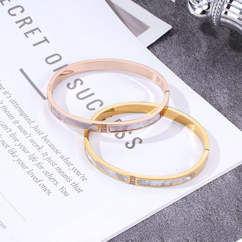Factory Direct Sales Internet Celebrity Hot-Selling Shell Pattern Classic Titanium Steel Clasp Unisex Bracelet High Color Retention Simple and Elegant
