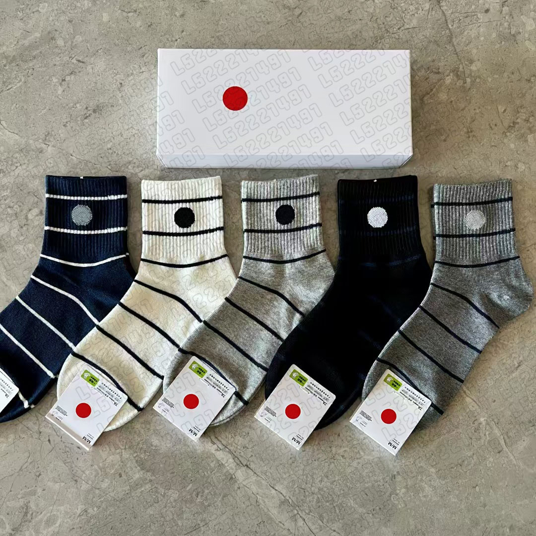 2025 New yoga men's and women's sports socks, cotton thread socks, breathable and trendy brand letter short tube cotton socks