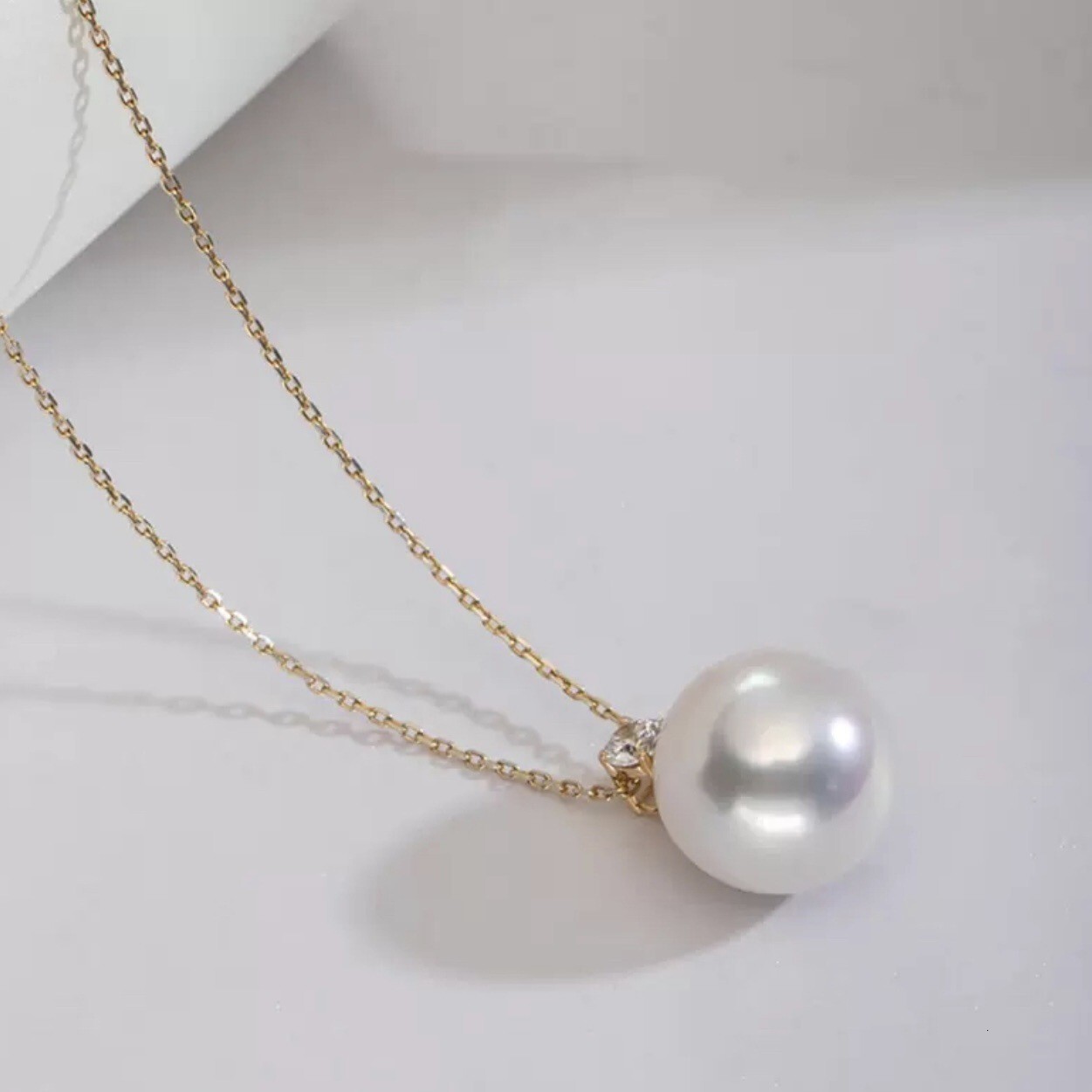 For luxury free shipping Women, Light Luxury, Elegant, High-End Feel, Versatile designer French Style, Diamond-Studded Pendant, Collarbone Neck Chain,