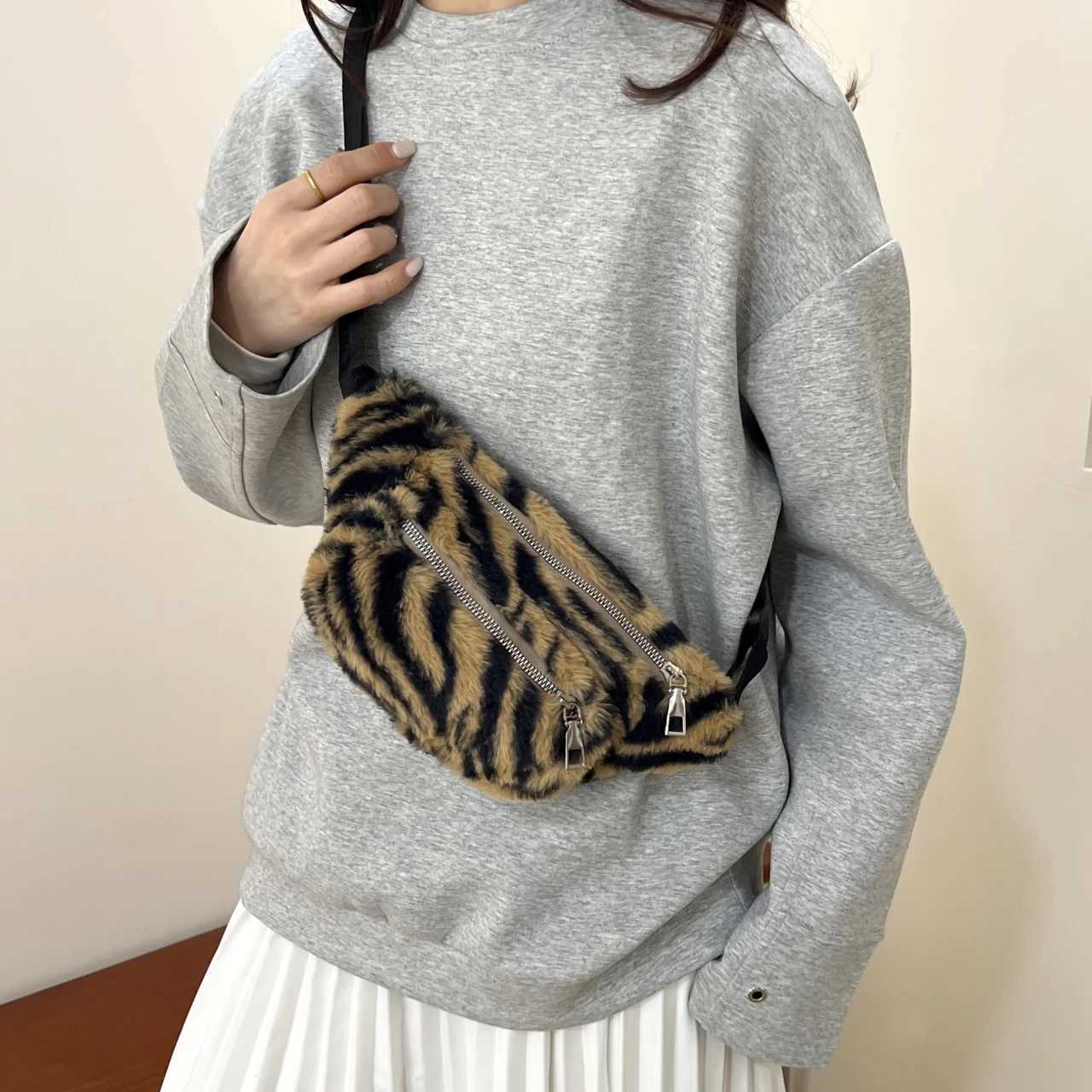 2025 Winter Plush Waist Bags for Women Fashion Leopard Pattern Chest Bag Double Zipper Belt Bags Female Banana Hip PurseT251204