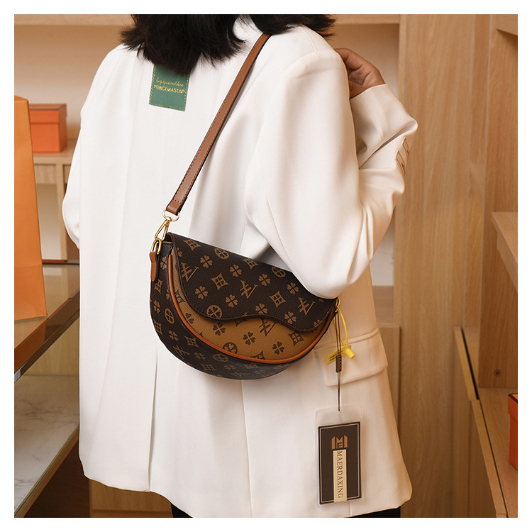 free shipping Designer Saddle Bags New Trendy Stylish Versatile Half-Moon Bag Casual Niche Women's Luxury High-Quality Purse