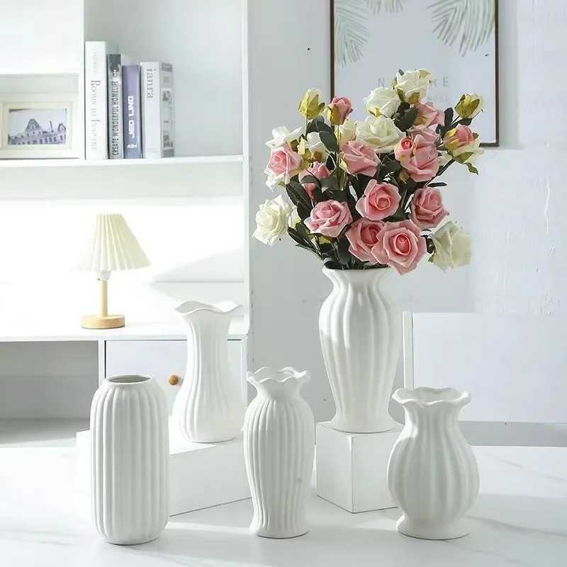 Nordic Style Plastic Vase Minimalist Vase Simple Small Fresh Flower Pot Storage Bottle for Flowers Living Ro Decoration Vases H251204