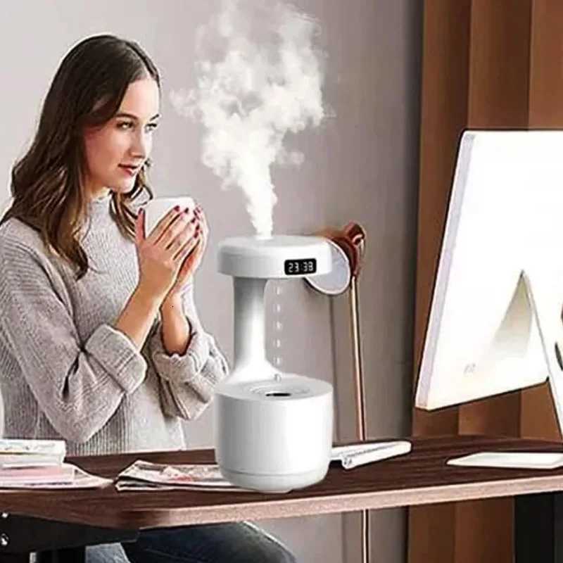 The suspended water droplets on the humidifier gift table flow back against gravity making the air moist and rapidly diffusing C251204