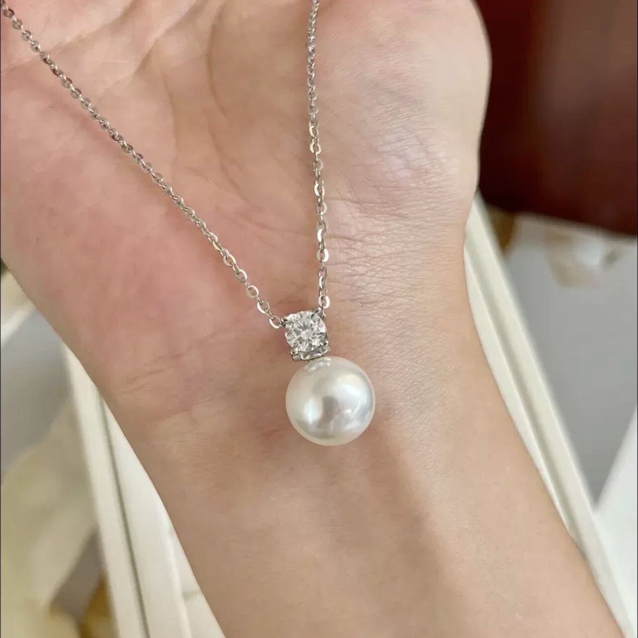 For luxury free shipping Women, Light Luxury, Elegant, High-End Feel, Versatile designer French Style, Diamond-Studded Pendant, Collarbone Neck Chain,