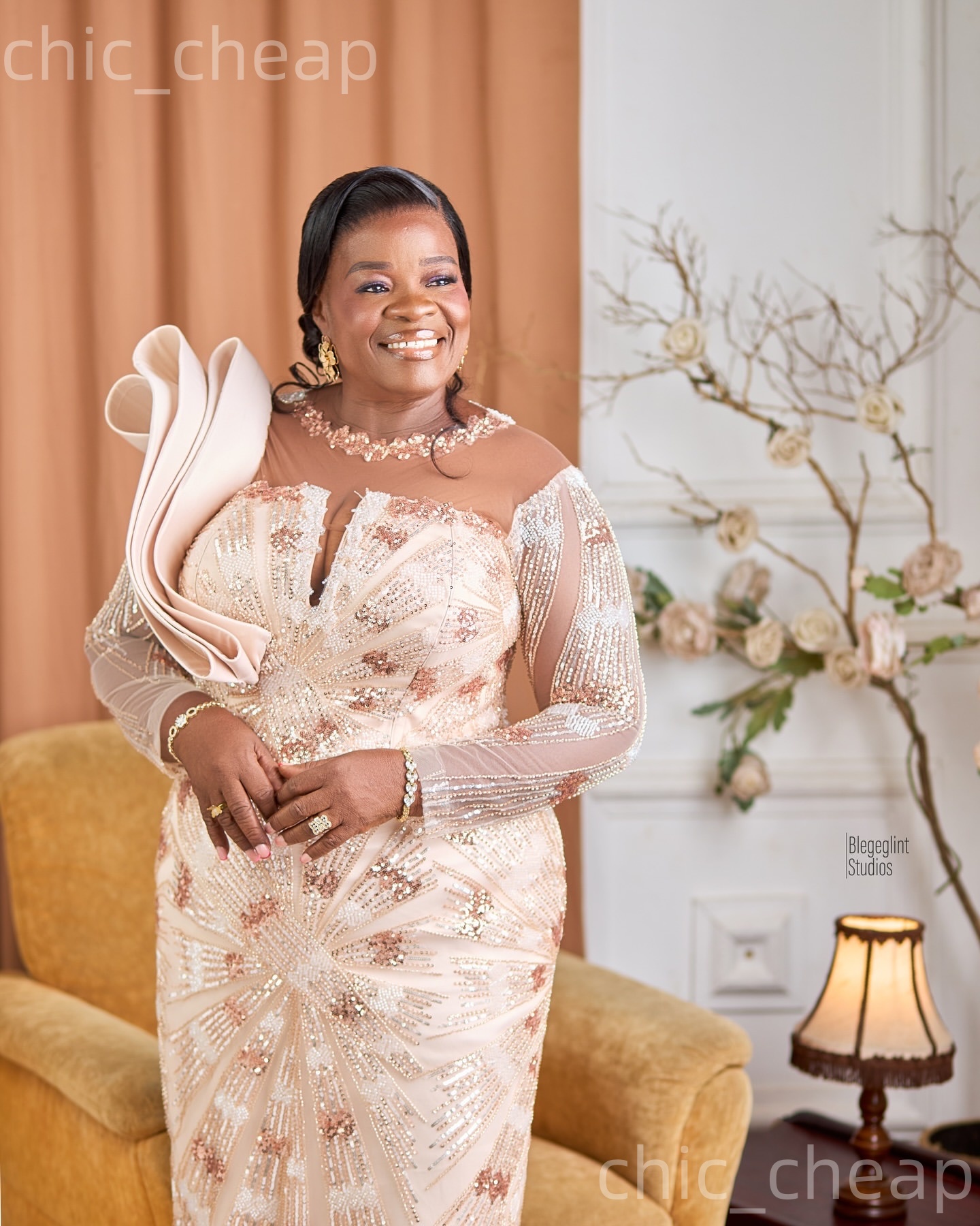 2026 Plus Size Champagne Sheath Mother Of Bride Dresses Sheer Neck Sequined Stylish Evening Party Mama's Dress Vintage Birthday Wedding Guest Gro