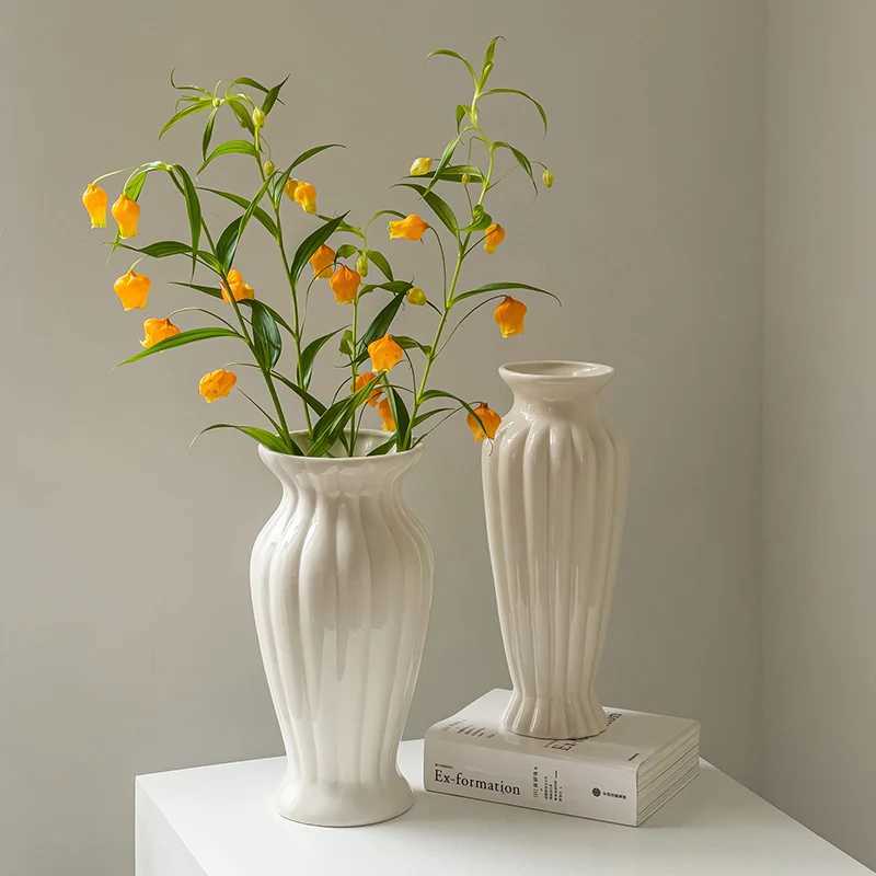 French Ceramic Vase with A Luxurious and High-end Feel Featuring Vintage Rose Peony Fresh Flowers and White Decorations H251204